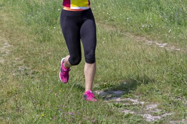 Kırsal bir yolda koşan genç bir kadın. 