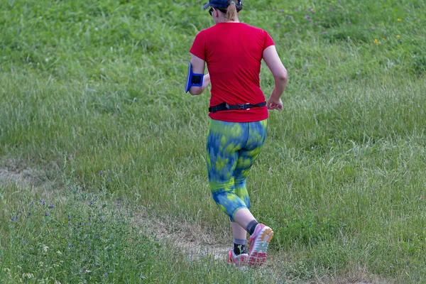 Mujer Joven Corriendo Naturaleza Camino Rural — Foto de Stock