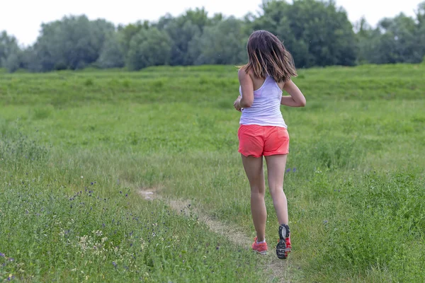 Giovane Donna Che Corre Nella Natura Una Strada Rurale — Foto Stock