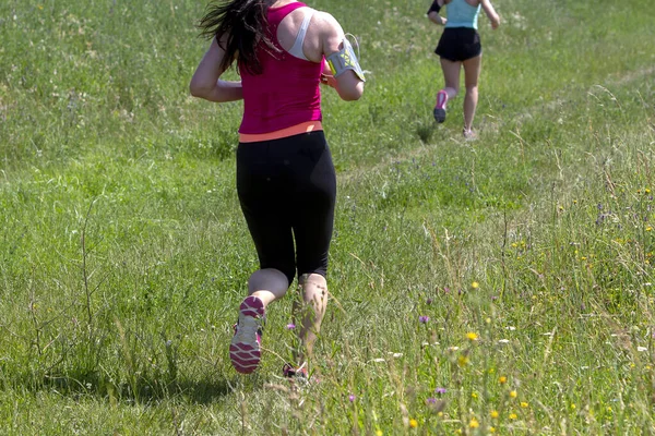 Młode Kobiety Biegające Przyrodzie Wiejskich Drogach — Zdjęcie stockowe