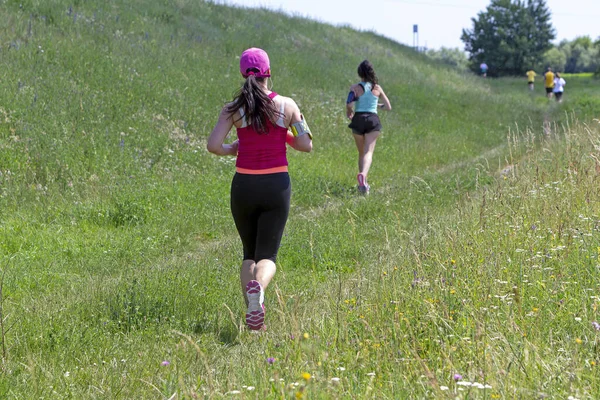 Mujeres Jóvenes Corriendo Naturaleza Una Carretera Rural — Foto de Stock