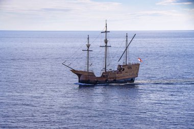 Dubrovnik, Hırvatistan - 02. Eylül 2020: Karaka, Ortaçağ gemisinin turist kopyası, Dubrovnik, Hırvatistan ve Avrupa 'daki eski limana yelken açtı