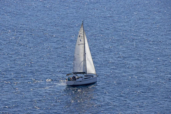 Small Sailing Boat Yacht Open Blue Sea — Stock Photo, Image