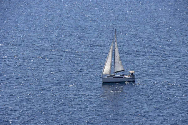 Малая Парусная Яхта Открытом Голубом Море — стоковое фото