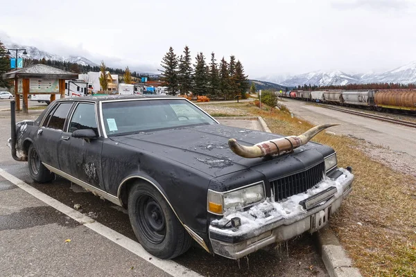 Jasper Alberta Canada October 2018年10月2日 一辆装有大水牛角和自制消声器的不同寻常的汽车的特写 停在加拿大贾斯珀市的一个公共停车场 — 图库照片