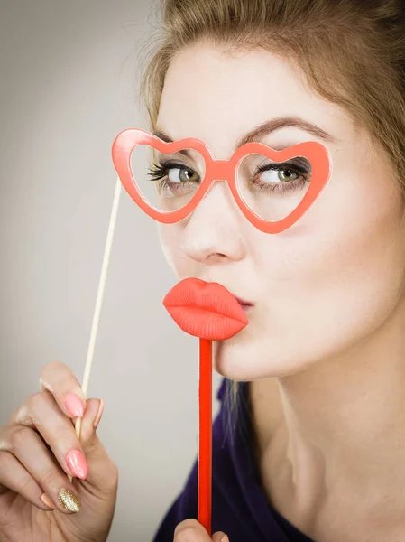 Mujer Rubia Feliz Sosteniendo Accesorios Carnaval Labios Rojos Falsos Palo —  Fotos de Stock