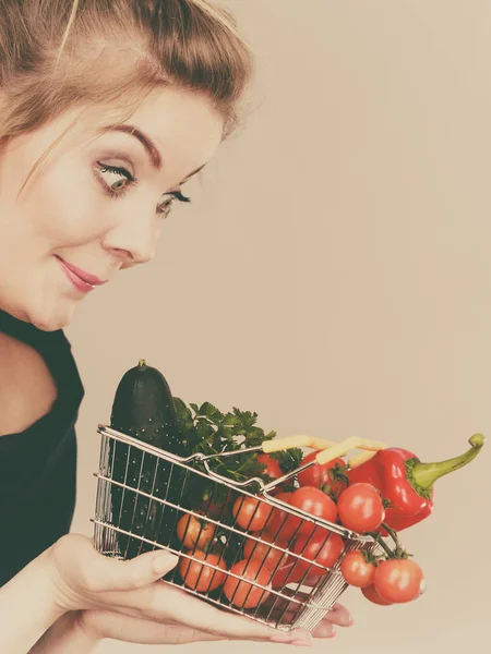 Kupując Dobre Jedzenie Produkty Wegetariańskie Pozytywne Kobieta Śmieszne Gospodarstwa Koszyk — Zdjęcie stockowe