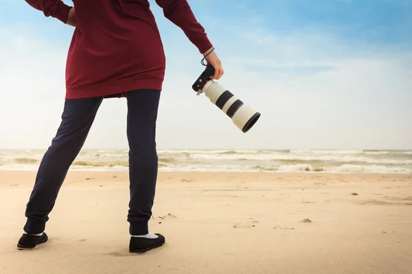 Unerkennbare Frau Beim Spazierengehen Strand Bei Herbstwetter Mit Professioneller Fotokamera — Stockfoto