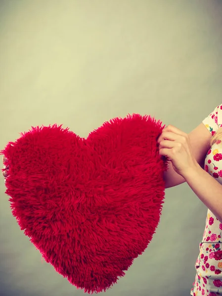 Frau Hält Herzförmige Kissen Der Hand Valentinstag Liebe Geschenkideen Konzept — Stockfoto