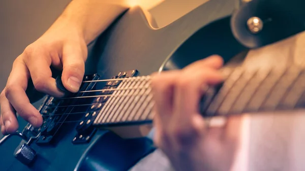 Close Homem Tocando Guitarra Elétrica Durante Show Estúdio Música Instrumentos — Fotografia de Stock