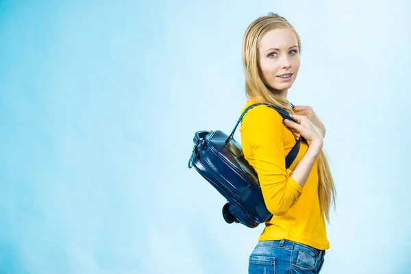 穿着时髦背包上学或上大学的金发少女 装扮时髦的配饰 蓝色的 — 图库照片