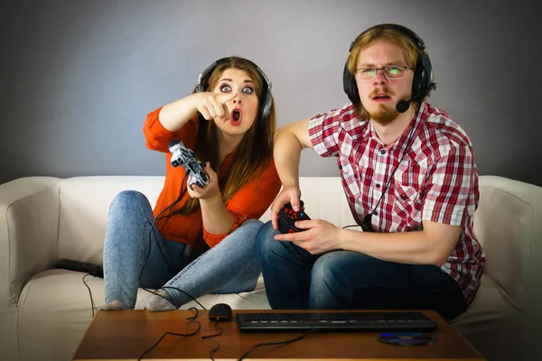 Pár Élvezi Szabadidő Játszik Videojátékok Együtt Férfi Hogy Érzelmi Játék — Stock Fotó