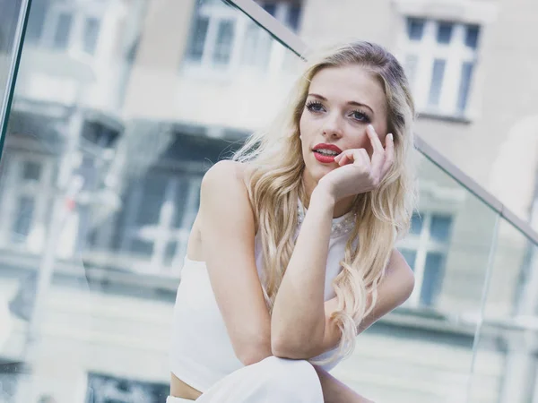 Счастливая Жизнерадостная Элегантная Модная Блондинка Улице Женщина Большой Положительной Улыбкой — стоковое фото