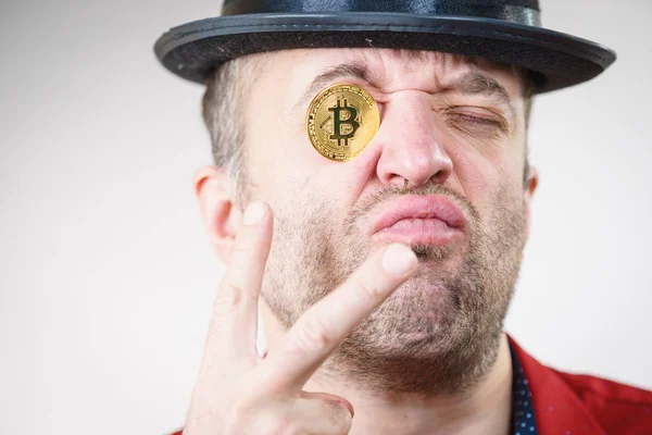 Hombre Adulto Teniendo Bitcoin Moneda Como Pinta Nez Ojo Crypto — Foto de Stock