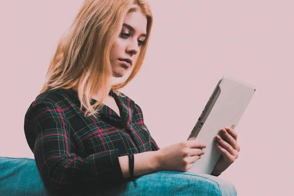 Jovem Adolescente Usando Tablet Enquanto Senta Sofá Relaxa Surf Internet — Fotografia de Stock