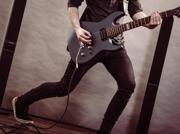 Hombre Irreconocible Con Guitarra Eléctrica Cerca Tipo Del Cuerpo Está —  Fotos de Stock