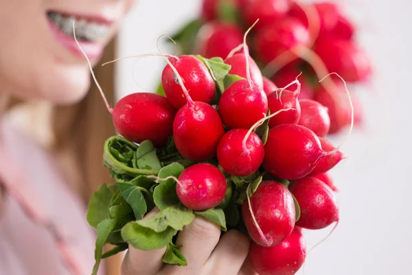 Feliz Adolescente Alegre Sosteniendo Delicioso Rábano Cerca Cara Alimento Saludable — Foto de Stock