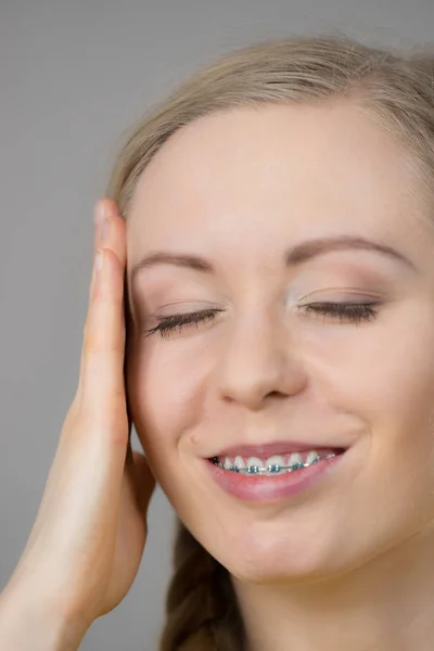 Jonge Blonde Vrouw Met Ernstige Migrene Lijden Aan Vreselijke Hoofdpijn — Stockfoto