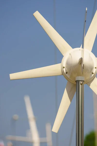 Small White Windmill Fan Generating Electricity Wind Yacht Renewable Sources — Stock Photo, Image