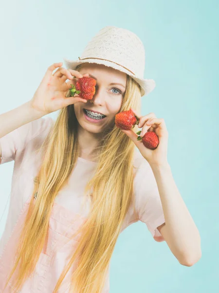 Ung Positiv Kvinna Leker Med Färska Jordgubbar Frukter Blå Hälsosam — Stockfoto