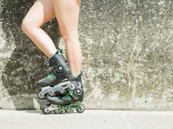 Vrouw Slanke Benen Dragen Rolschaatsen Staan Buiten Sport Activiteiten Training — Stockfoto