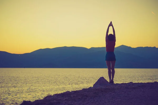 Frauen Die Sich Der Griechischen Küste Entspannen Und Spirituelle Ruhe — Stockfoto