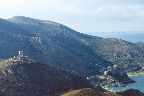 希腊的半岛 海风景岩石海岸线与老石塔房子 Peloponnese — 图库照片
