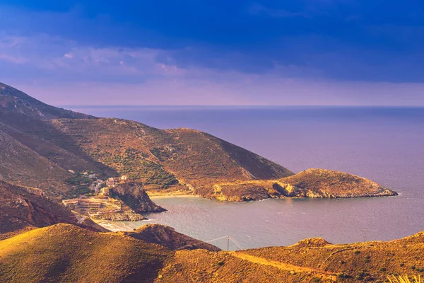 希腊的半岛 海风景岩石海岸线与老石塔房子 Peloponnese — 图库照片
