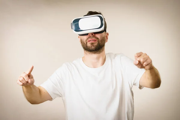 Adulto Corto Barbudo Chico Explorar Virtual Realidad Usando Gafas Estar —  Fotos de Stock