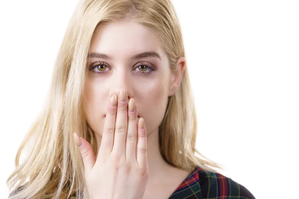 Close Van Jonge Blonde Vrouw Tonen Stilte Gebaar Verbergen Haar — Stockfoto