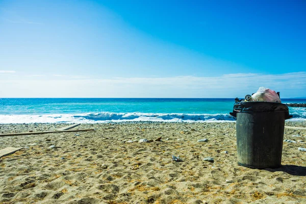 Szary Metal Śmietnika Lub Kosza Można Plastikową Torbę Środku Plaży — Zdjęcie stockowe