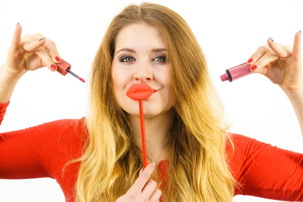 年轻的成年女子涂口红或唇彩 用假唇涂粉刷妆容 — 图库照片