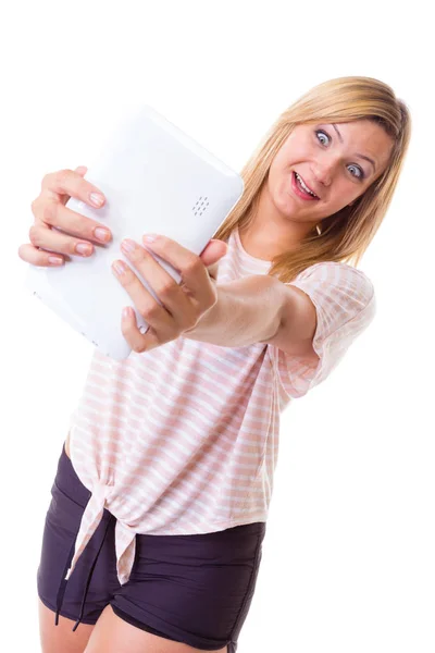 近代的なデバイス ソーシャル メディア 写真の概念 金髪の女性は Selfie タブレットでセルフ撮影します 孤立した撮影スタジオ — ストック写真