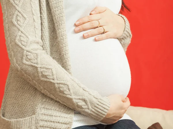 Schwangerschaftskonzept Schwangere Weißen Kleidern Zeigt Ihren Dicken Bauch Roter Hintergrund — Stockfoto