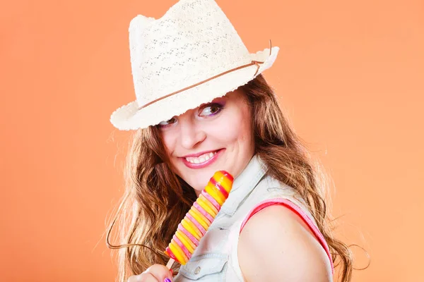 Summer Vacation Happiness Concept Smiling Cheerful Woman Straw Hat Eating — Stock Photo, Image