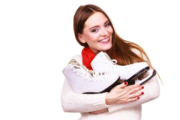 アイススケートを持つ女性は アイススケート 冬のスポーツ活動の準備をしています 笑顔陽気な女の子身に着けている暖かい服上の白 — ストック写真