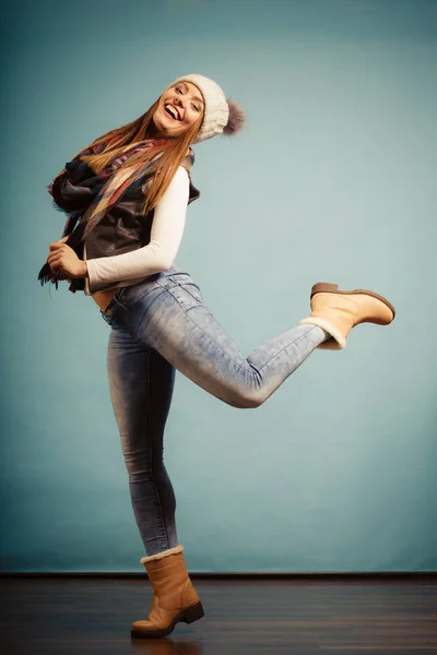 Concepto Atuendo Otoñal Mujer Joven Sonriente Positiva Que Usa Ropa —  Fotos de Stock