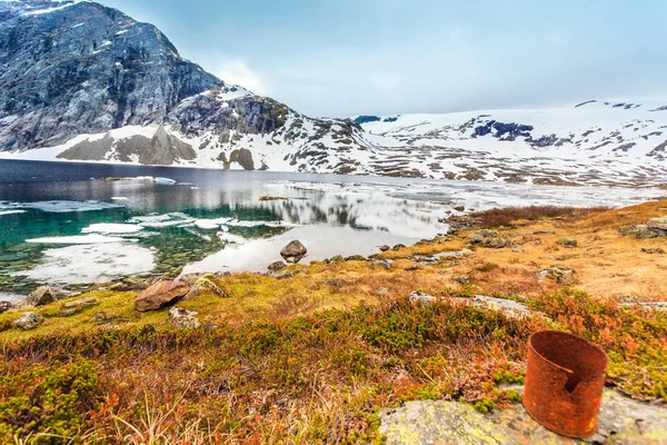 Polluted Nature Old Rusty Can Abandoned Lake Shore Beautiful Mountains — Stock Photo, Image