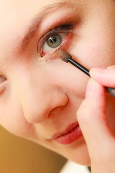 Visage Concept Close Woman Getting Make Eyelids Applying Eyeshadow Brush — Stock Photo, Image