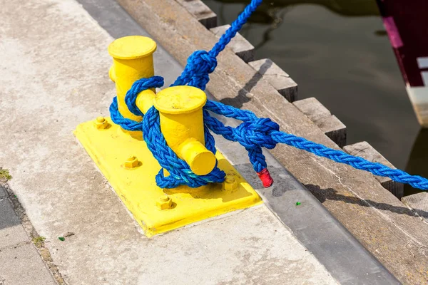 Shipping Objects Concept Sailing Ropes Tied Yellow Marina Pins Outdoor — Stock Photo, Image