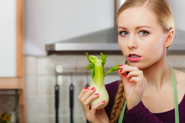 Mutfakta Yeşil Taze Çiğ Rezene Ampul Sebze Tutan Kadın Yemek — Stok fotoğraf