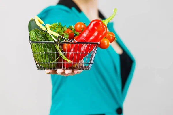 Perder Peso Comprar Alimentos Saludables Productos Vegetarianos Mujer Mano Sosteniendo —  Fotos de Stock