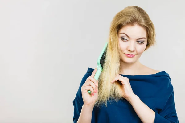 Femme Peignant Les Cheveux Avec Une Brosse Jeune Femelle Aux — Photo