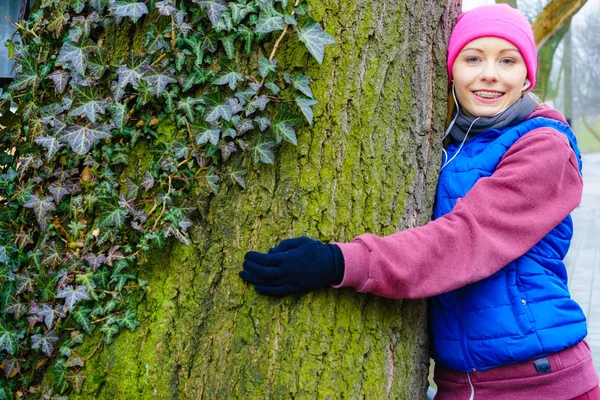 Женщина Спортивной Одежде Обнимает Ствол Дерева Влюбляется Природу — стоковое фото