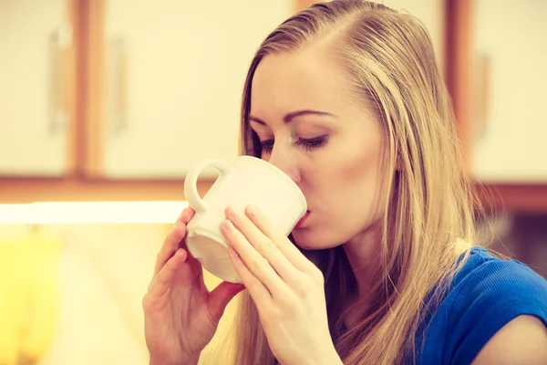 Frau Steht Der Küche Mit Einer Tasse Kaffee Und Genießt — Stockfoto