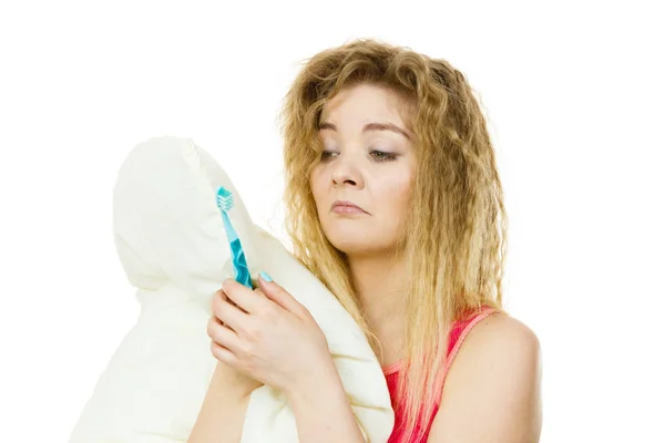 Mulher Sonolenta Com Cabelo Loiro Emaranhado Abraçando Travesseiro Branco Segurando — Fotografia de Stock