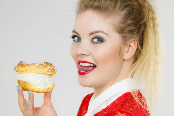 Comida Dulce Concepto Felicidad Divertida Mujer Rubia Alegre Sosteniendo Delicioso — Foto de Stock