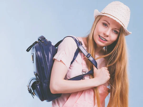 Glad Ung Blond Tonåring Flicka Som Går Till Skolan Eller — Stockfoto