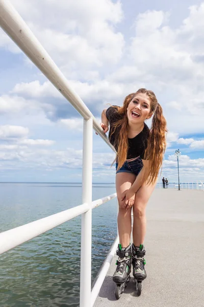 海にジェットスケートを着た幸せな若い女性 夏の間に楽しんでいる女の子 — ストック写真