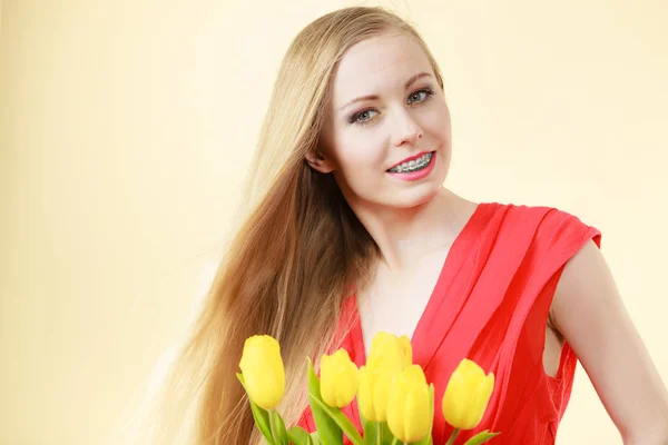 Día Internacional Mujer Ocho Marzo Hermosa Joven Con Tulipanes Amarillos — Foto de Stock